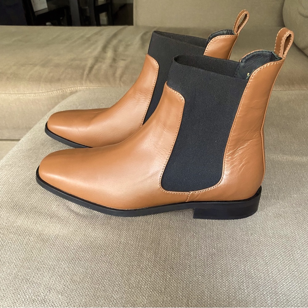 Everlane The Italian Leather Square Toe Chelsea Boot - Like New condition